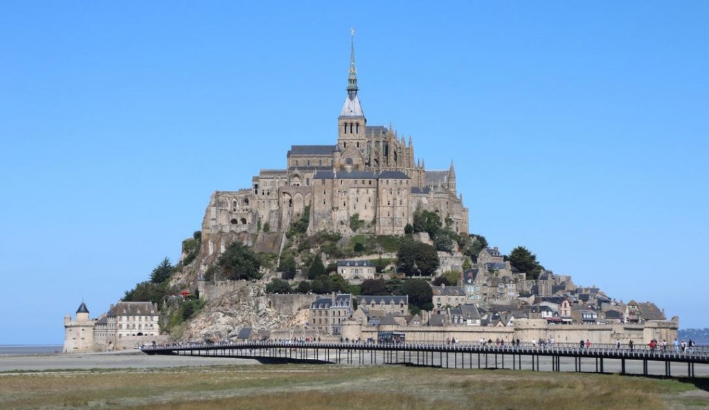 La baie du mont Saint Michel avec la passerelle d'accès au mont est le point de départ officiel du sentier des douaniers