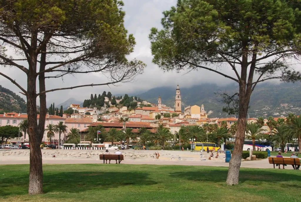 Menton est l'une des plus belles villes de la French Riviera. Ici une vue de la ville avec en arrière plan les montages ennuagées