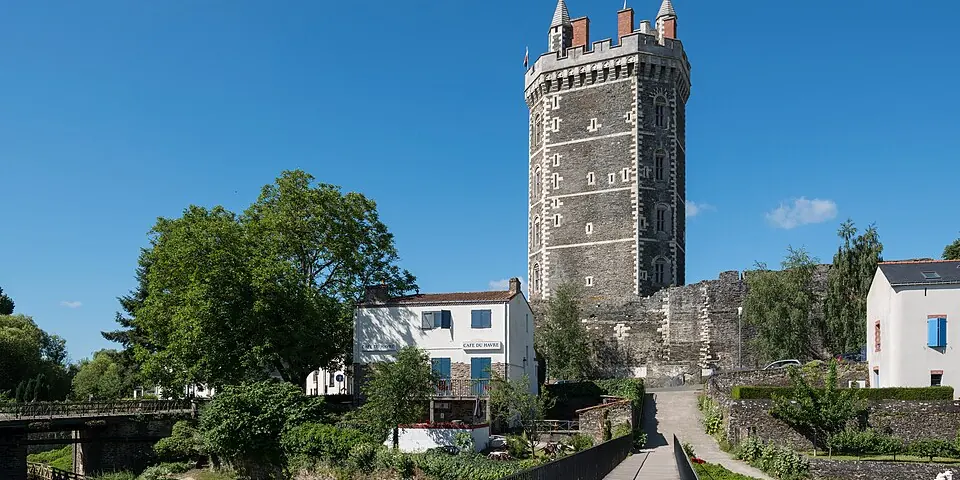 Le donjon du château d'Oudon au bord de la Loire