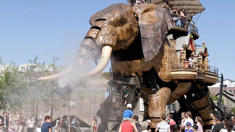 Le Grand Éléphant des Machines de l'Île en promenade, Nantes