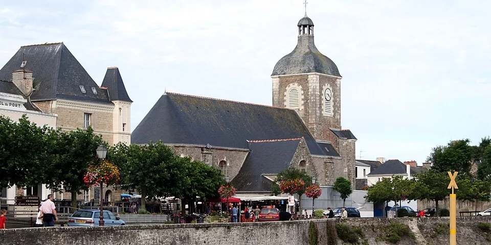 L'église de Piriac-sur-Mer vue depuis le quai