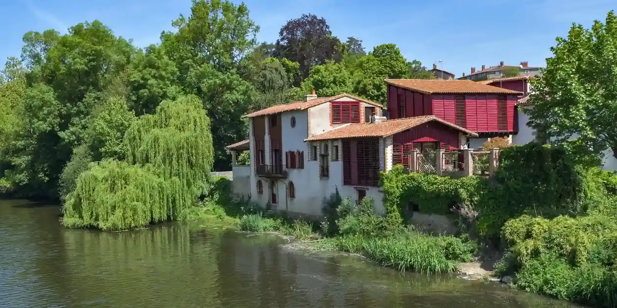 Maison à l'architecture italianisante et volets rouges au bord de la Sèvre nantaise, Clisson